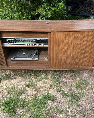 Mobile vintage con radio e giradischi