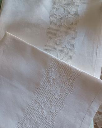 Coppia asciugamani viso in lino ricamati a mano