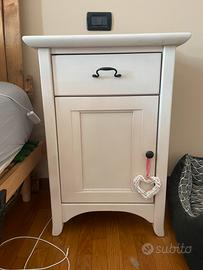 Comodino in vero legno minacciolo