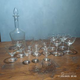 Bottiglia vintage con bicchieri 