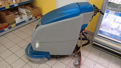 Macchina lavapavimenti