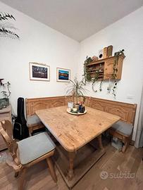 Angolo tirolese con panca, tavolo, mobile da muro