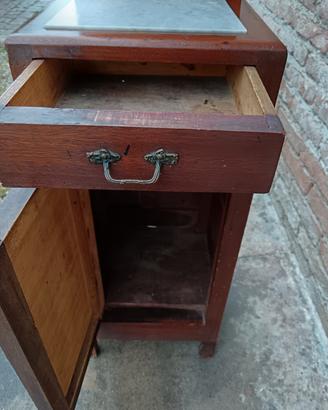 comodino in legno con alzata