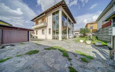 Villa Bifamiliare libera su quattro lati con giard