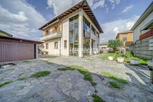 Villa Bifamiliare libera su quattro lati con giard