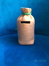 Salvadanaio in terracotta a forma di sacco