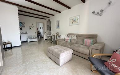 RIF. 533 AMPIO TRE LOCALI ULTIMO PIANO IN CENTRO