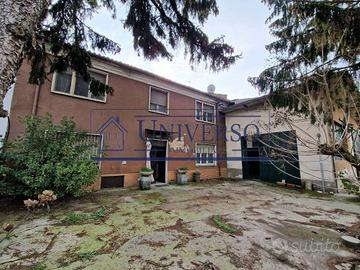 Villa di 450 m² con più di 5 locali e box auto a V