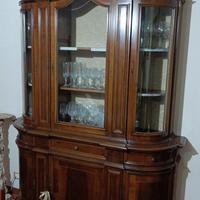 Vetrina - mobile - tavolo con sedie