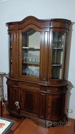 Vetrina - mobile - tavolo con sedie