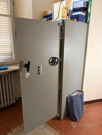Cassaforte con chiavi e combinazione