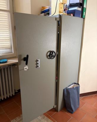 Cassaforte con chiavi e combinazione