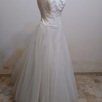 Abito da sposa in macramee e tulle.