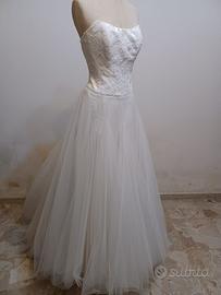 Abito da sposa in macramee e tulle.