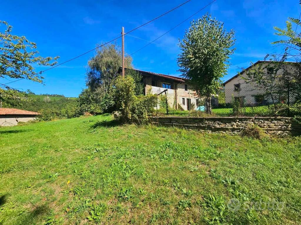 Rustico / Casale di 150 m² con più di 5 locali a B - Vista 4