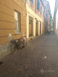 Negozio con tre vetrine