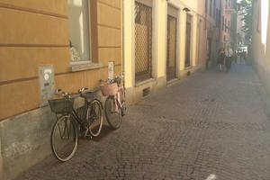 Negozio con tre vetrine