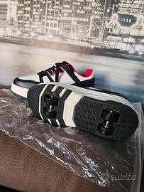 Scarpe da bambino con rotelle e senza