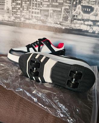 Scarpe da bambino con rotelle e senza