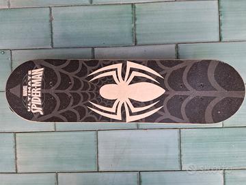 Skateboard Spider-Man con protezioni