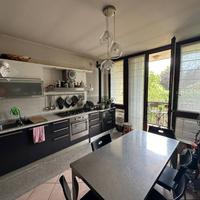 Villetta di testa con scoperto privato in centro a