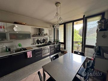 Villetta di testa con scoperto privato in centro a