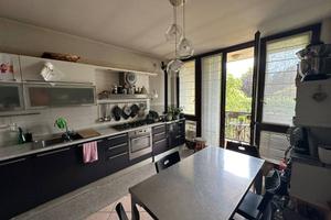 Villetta di testa con scoperto privato in centro a