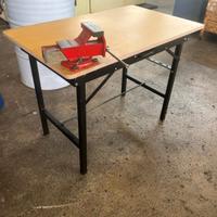 Tavolo pieghevole con morsa 