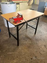 Tavolo pieghevole con morsa 