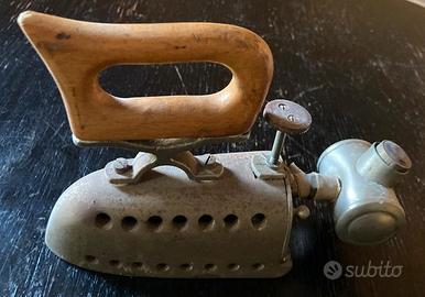 Antico ferro da stiro ad alcool, manico in legno