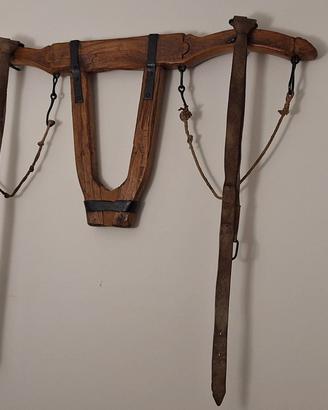 Giogo in legno e ferro battuto