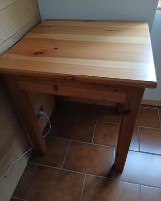 Tavolo in legno massello
Tipo legno pino