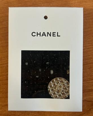 bottone Chanel originale con campione in tessuto