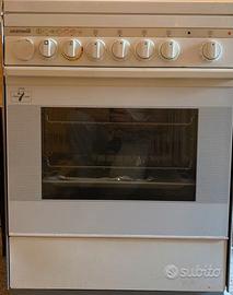 Cucina con forno e 4 fuochi