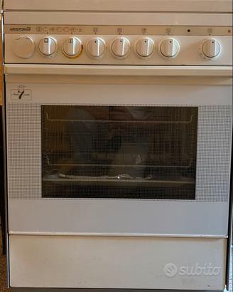 Cucina con forno e 4 fuochi