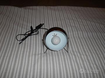 Lampada da tavolo e muro