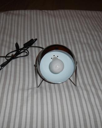 Lampada da tavolo e muro