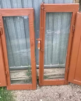 Finestra scuri legno robusto vintage casa montagna