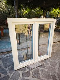 finestra in PVC ;