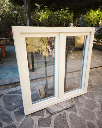 finestra in PVC ;
