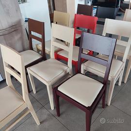 13 sedie usate colorate in faggio