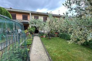 VILLA A SCHIERA A CORTE FRANCA