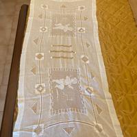 Centrotavola antico ricamato a mano