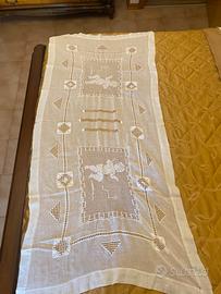 Centrotavola antico ricamato a mano