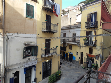 Altofonte nella centralissima piazza ampio 4 vani