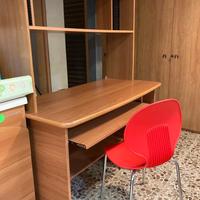 Scrivania per pc con libreria porta cd