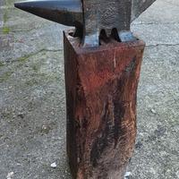 Incudine d'epoca con ceppo.