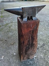 Incudine d'epoca con ceppo.