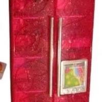 Frigo di barbie con cartone uova e cestino fragole