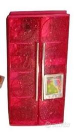 Frigo di barbie con cartone uova e cestino fragole